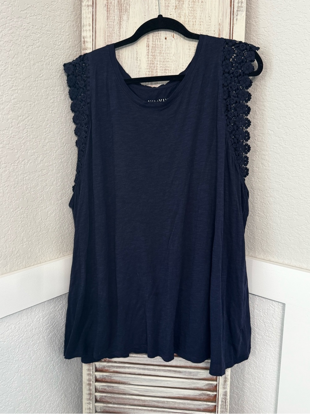 Cute! Ava & Viv Navy Blue Sleeveless Top with Pretty Detailing 4X